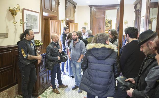 Músicos de Granada momentos antes de una reunión con el alcalde.