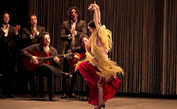 Olga Pericet durante su espectáculo 'Rosa, metal y ceniza', en el Festival de Música y Danza de Granada.