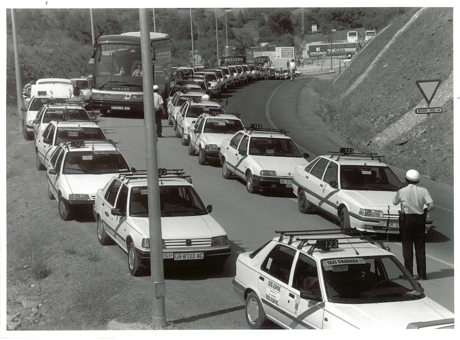 Cientos de taxistas se sumaron al cortejo fúnebre de Jesús Morón, compañero que murió cuando su taxi colisionó con un vehículo que invadió el carril contrario. Junio de 1995