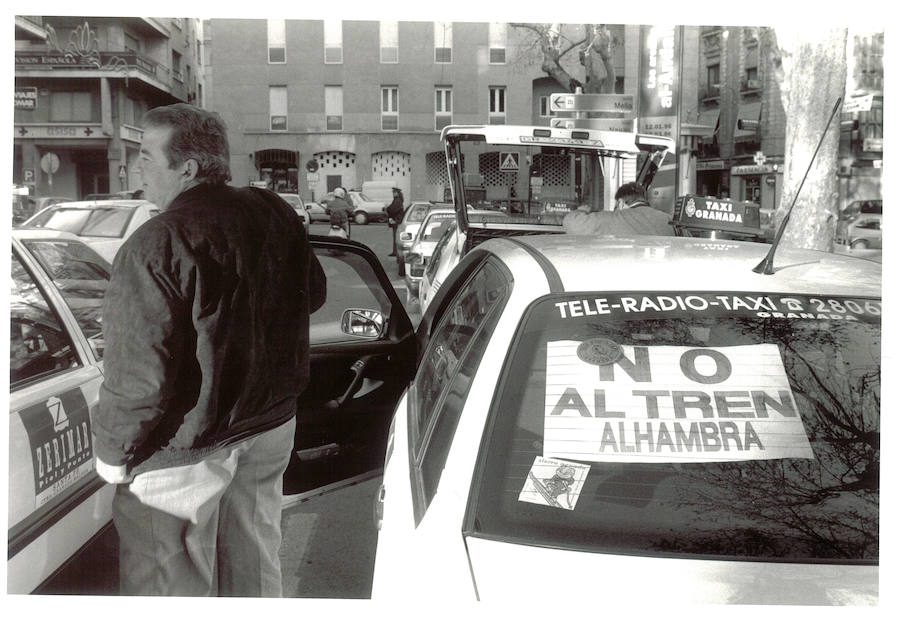 Una de las protestas en contra del tren de la Alhambra, el conocido como ‘avecrem’ que conectaba el centro con el monumento, corría el mes de febrero de 1996.