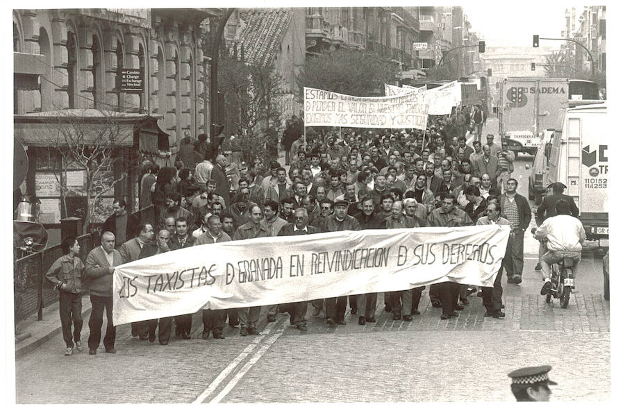 Los taxistas de Granada se manifestaron en contra del intrusismo y la inseguridad ciudadana. Se concentraron ante la Audiencia donde se celebraba un juicio contra un delincuente que había atracado a un compañero en Pinos Puente. 30 noviembre de 1988