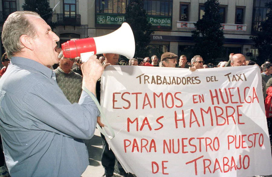 Un portavoz de los taxistas de Granada se dirige a sus compañeros en la puerta del Ayuntamiento en la primera jornada de huelga de la gremial en protesta por la concesión de 56 nuevas licencias. Fue en 2001