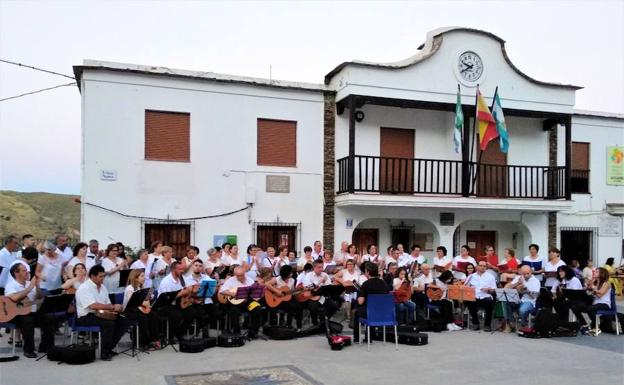 Los tres grupos participantes en el evento tocan en la plaza de Mecina Bombarón.