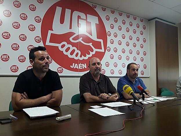 De izquierda a derecha; Javier Perales, Manuel Salazar y Antonio Marcos; durante el acto. 