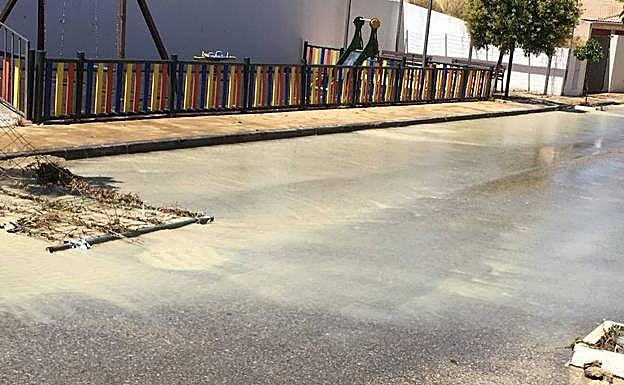 Las urbanizaciones de La Guardia afectadas por el depósito roto comienzan a recibir agua