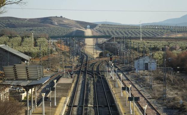 Vía del tren que une Sevilla y Granada.