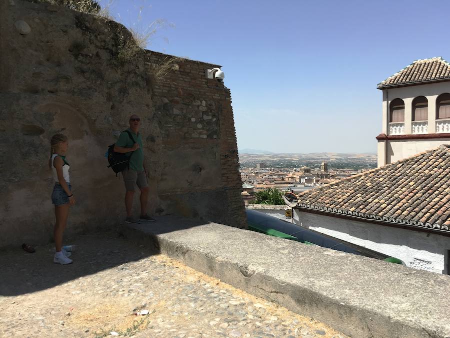 Las pintadas siguen ensuciando el barrio, pese a la disminución tras la puesta en funcionamiento de las cámaras de vigilancia. Los botellones ensucian algunos de los 'ángulos muertos' de este sistema.