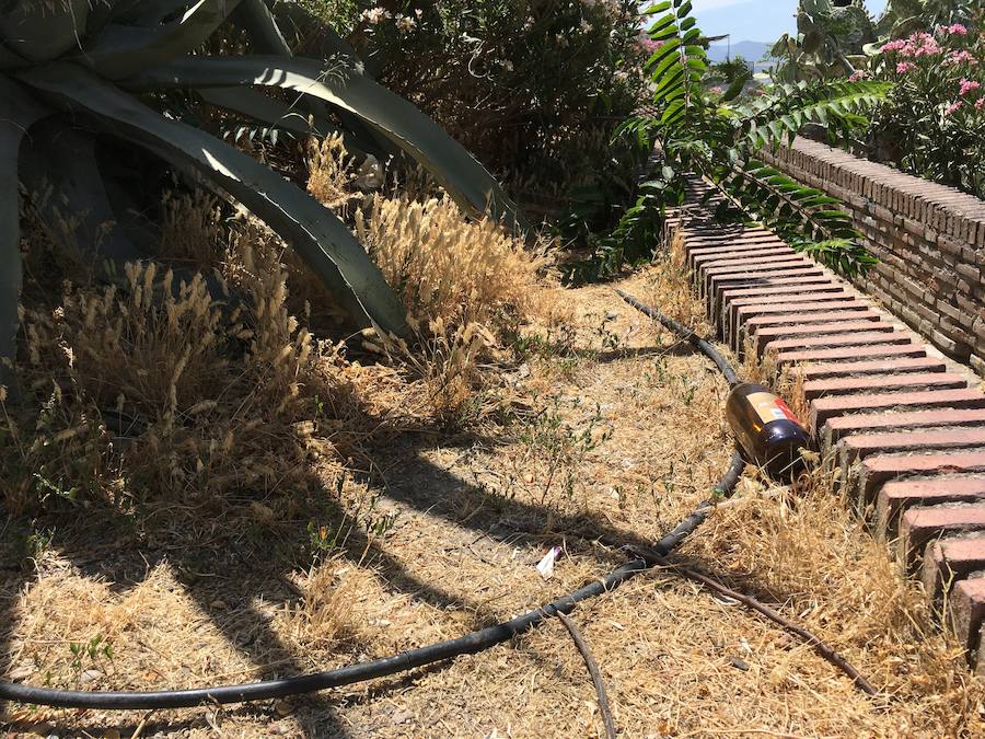 Las pintadas siguen ensuciando el barrio, pese a la disminución tras la puesta en funcionamiento de las cámaras de vigilancia. Los botellones ensucian algunos de los 'ángulos muertos' de este sistema.