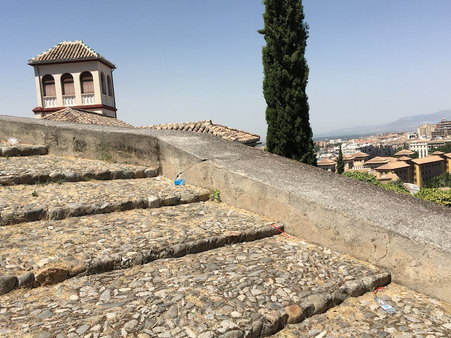 Las pintadas siguen ensuciando el barrio, pese a la disminución tras la puesta en funcionamiento de las cámaras de vigilancia. Los botellones ensucian algunos de los 'ángulos muertos' de este sistema.