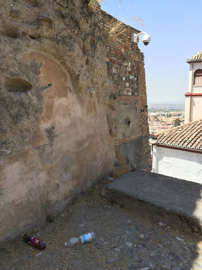 Las pintadas siguen ensuciando el barrio, pese a la disminución tras la puesta en funcionamiento de las cámaras de vigilancia. Los botellones ensucian algunos de los 'ángulos muertos' de este sistema.