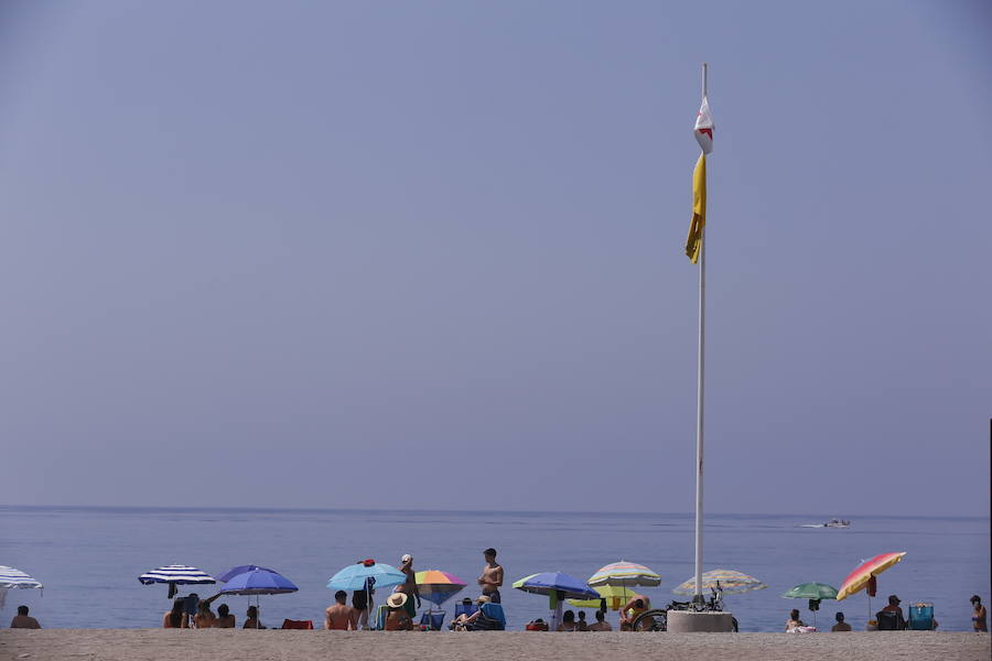 Bandera amarilla en la playa de Motril, en la zona entre el Hoyo 19 y Los Moriscos. 