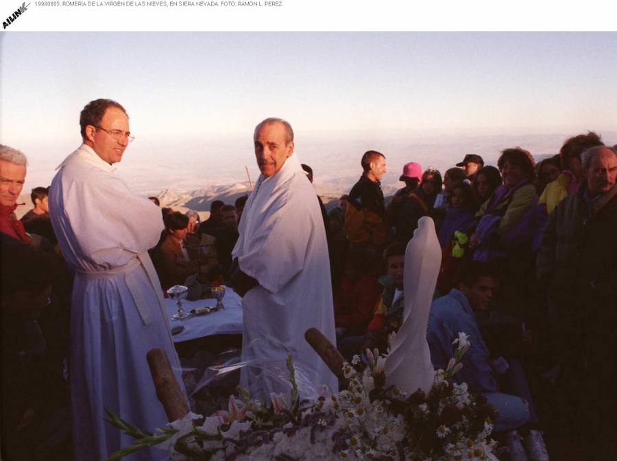 Cuando el primer rayo de sol toca a la imagen, comienza la misa. 1994