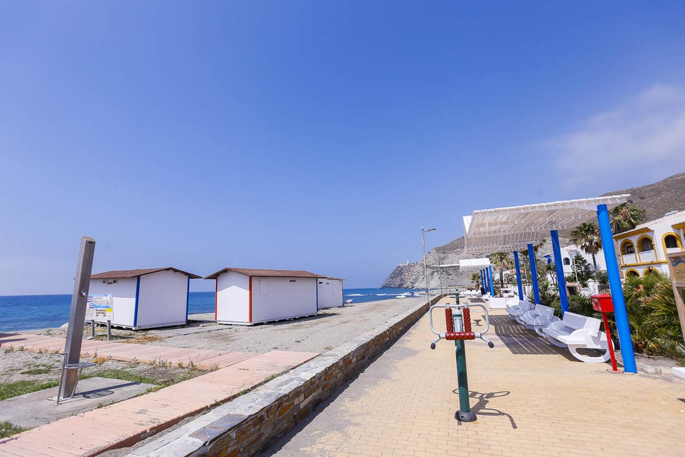 La playa de la Chucha pertenece a lo localidad de Carchuna y está compuesta por arena y piedras. Es una de las mejores playas para practicar todo tipo de deportes acuáticos. Con ello, cuenta con servicios de limpieza, duchas, aseos, áreas de descaso y acceso para discapacitados. Por otro lado, solo existe un restaurante dentro de la urbanización, y los aparcamientos están ubicados en el paseo marítimo. Al igual que el resto de playas de Carchuna- Calahonda disponen de puntos de información y los servicios de salvamento acuático. 