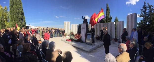 Homenaje a los represaliados en la Guerra Civil española en la fosa común del cementerio de San Eufrasio en Jaén. 