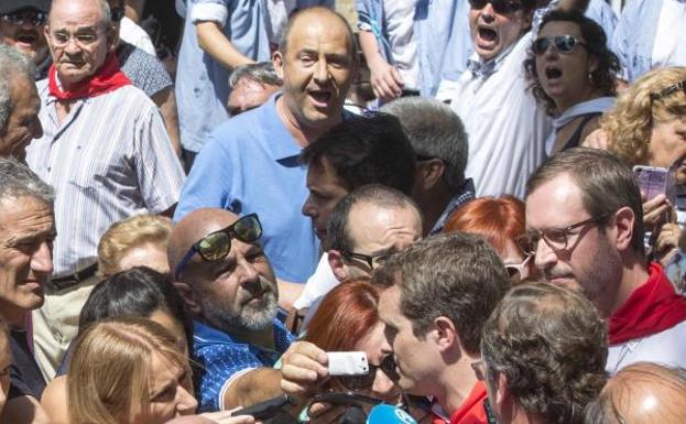 Pablo Casado, increpado mientras atiende a los medios en Vitoria.