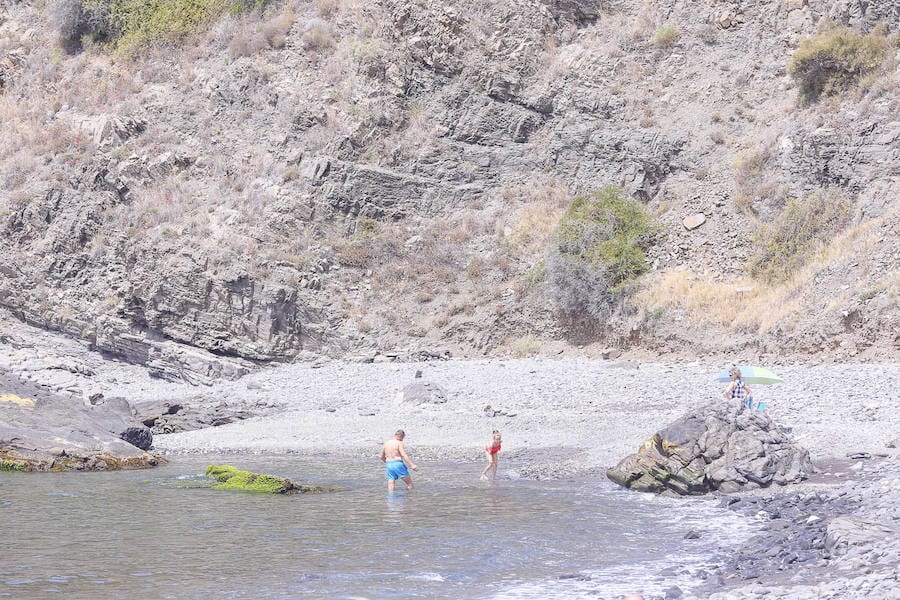 Barranco de Enmedio forma parte de una de las calas menos frecuentadas del municipio de Almuñécar, debido a la díficultad para acceder a ella. Sin embargo, forma parte del ídilico paisaje de playas vírgenes de la Costa Tropical, pues pocos son los servicios que hay en ella. Tiene una longitud aproximada de 160 metros por 30 metros de ancho, y está compuesta por arena, grava y rocas oscuras