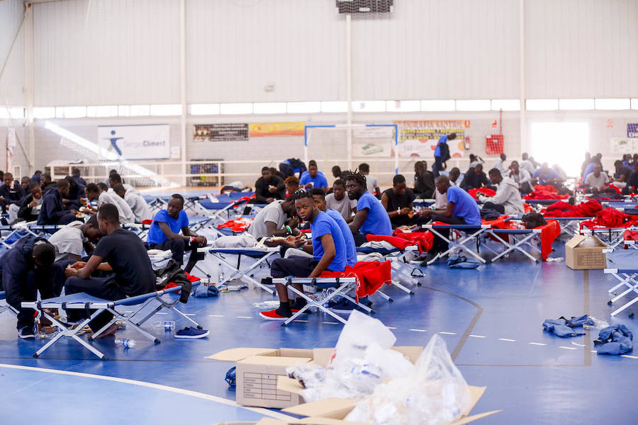 La llegada de inmigrantes a la costa granadina no cesa. Cerca de doscientos subsaharianos fueron trasladados ayer al puerto de Motril tras rescatar cinco embarcaciones en aguas del mar de Alborán