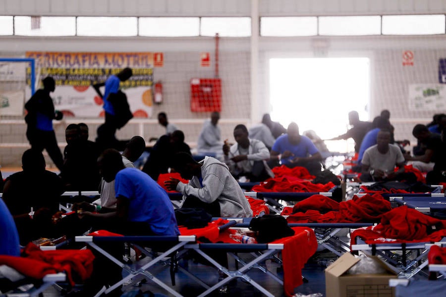 La llegada de inmigrantes a la costa granadina no cesa. Cerca de doscientos subsaharianos fueron trasladados ayer al puerto de Motril tras rescatar cinco embarcaciones en aguas del mar de Alborán