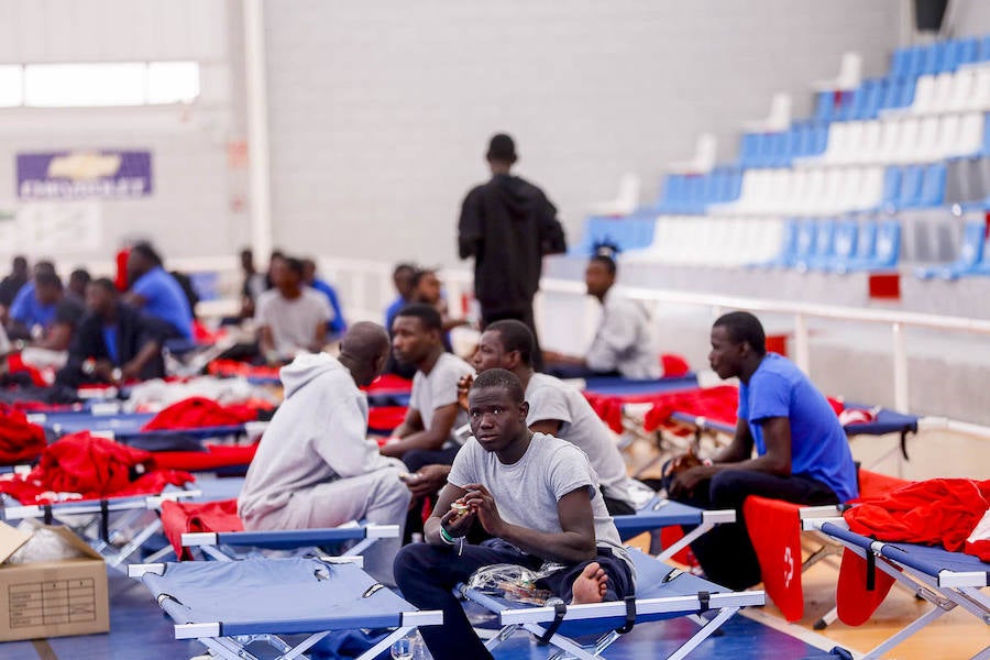 La llegada de inmigrantes a la costa granadina no cesa. Cerca de doscientos subsaharianos fueron trasladados ayer al puerto de Motril tras rescatar cinco embarcaciones en aguas del mar de Alborán