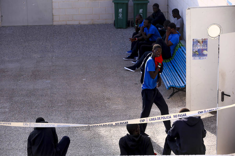 La llegada de inmigrantes a la costa granadina no cesa. Cerca de doscientos subsaharianos fueron trasladados ayer al puerto de Motril tras rescatar cinco embarcaciones en aguas del mar de Alborán