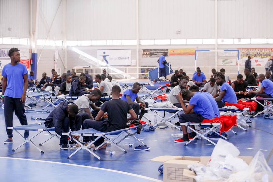 La llegada de inmigrantes a la costa granadina no cesa. Cerca de doscientos subsaharianos fueron trasladados ayer al puerto de Motril tras rescatar cinco embarcaciones en aguas del mar de Alborán