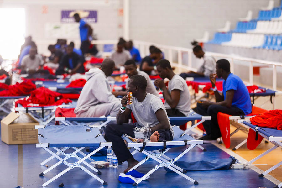 La llegada de inmigrantes a la costa granadina no cesa. Cerca de doscientos subsaharianos fueron trasladados ayer al puerto de Motril tras rescatar cinco embarcaciones en aguas del mar de Alborán