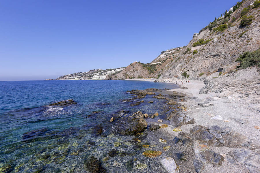 Esta pequeña cala nudista es una de las más pequeñas de la costa pero la tranquilidad y su entorno natural la convierten en una de las playas con más encanto