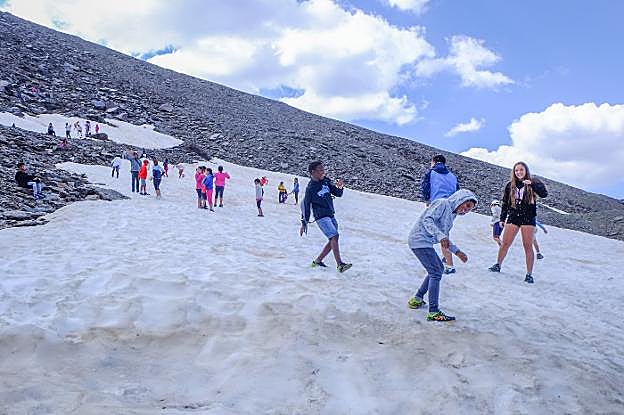 Los niños se divierten en las pistas de Borreguiles