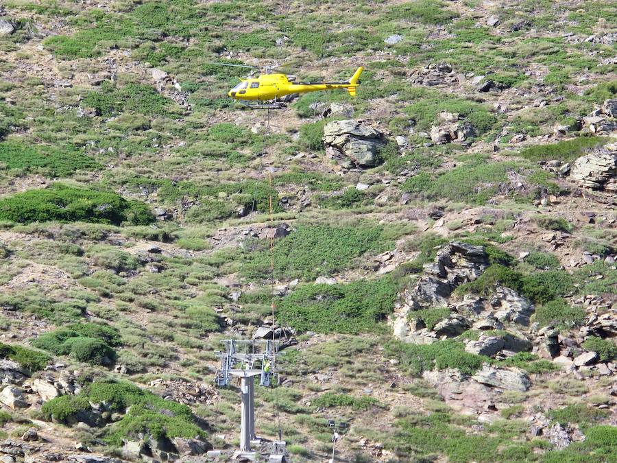 Instación de los balancines de las pilonas del telesilla Antonio Jara 