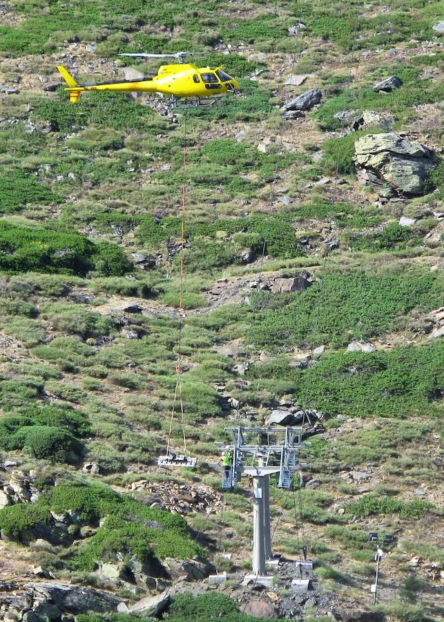 Instación de los balancines de las pilonas del telesilla Antonio Jara 