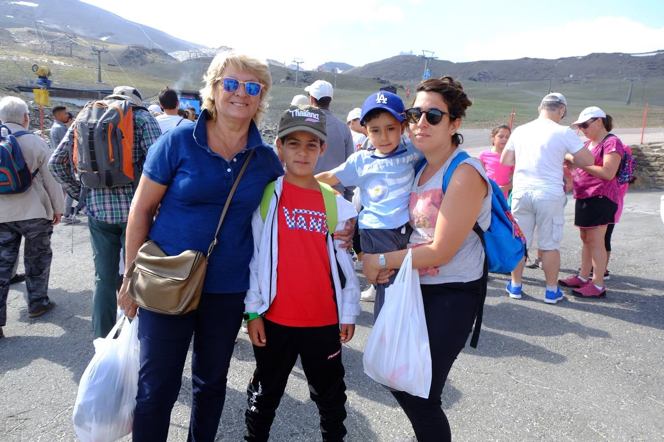 Más de cincuenta menores refugiados del campamento de Tindouf descubren la nieve junto a sus familias granadinas de acogida