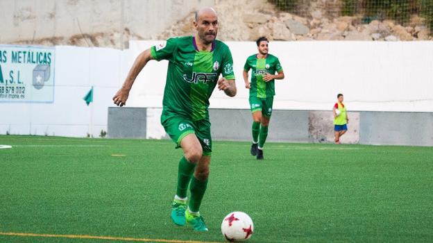 Óscar Quesada en una de las jugadas del partido.