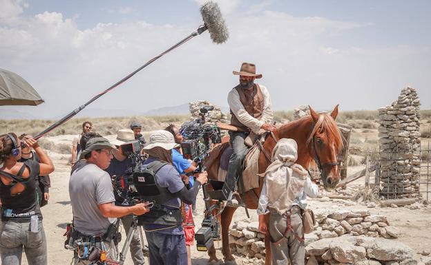 Los actores Luis Tosar, a caballo, y Jaime López, cubierto y de espaldas, en un momento del rodaje de 'Intemperie' en Orce.