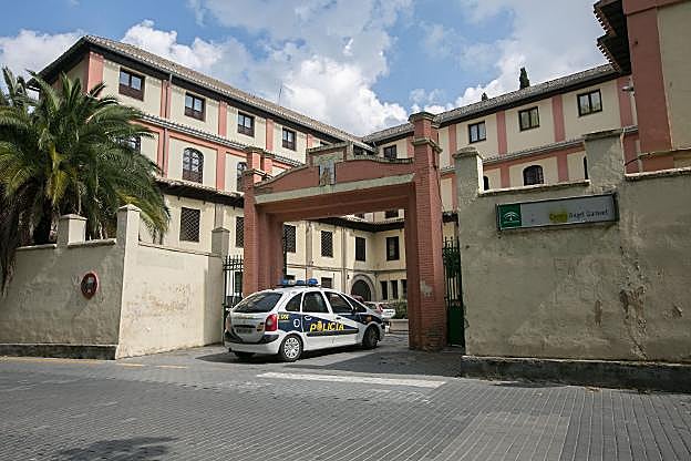 Un coche de Policía entra en el Ángel Ganivet. :