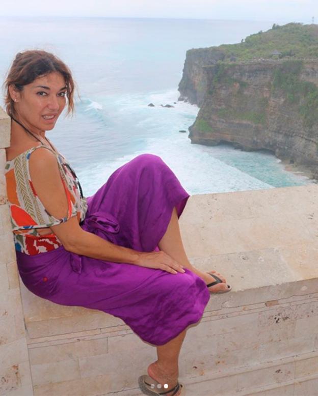 Raquel Revuelta, asomada a una paradisiaca playa indonesia antes de comenzar su pesadilla. :: redes sociales
