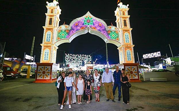 La alcaldesa, Flor Almón, en el encendido de la portada de la feria.