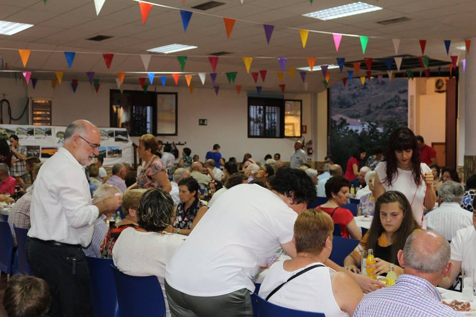 Hubo misa, marcha nupcial, tarta, degustaciones de productos del terreno, baile y muchas felicitaciones y abrazos