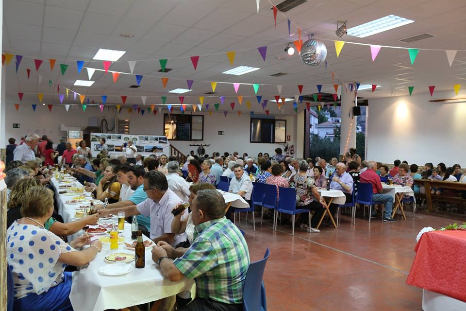 Hubo misa, marcha nupcial, tarta, degustaciones de productos del terreno, baile y muchas felicitaciones y abrazos