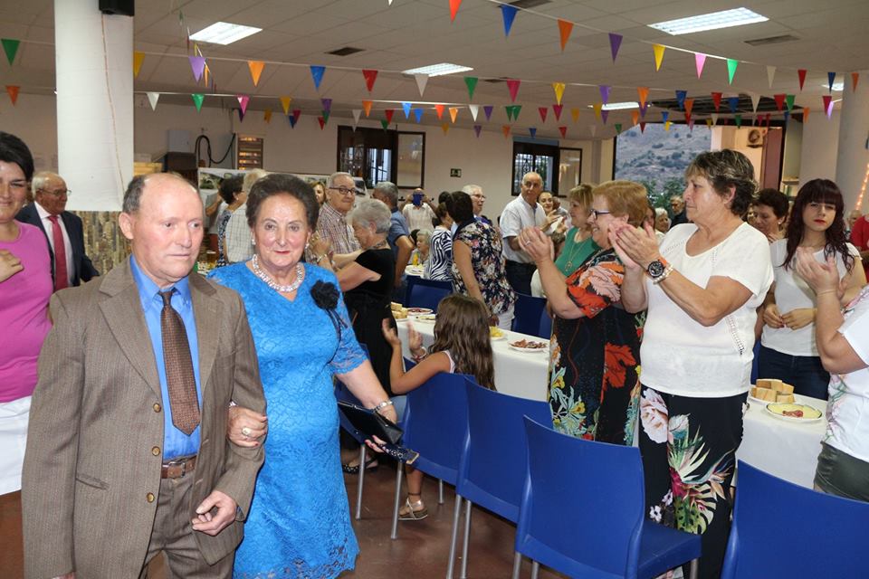 Hubo misa, marcha nupcial, tarta, degustaciones de productos del terreno, baile y muchas felicitaciones y abrazos