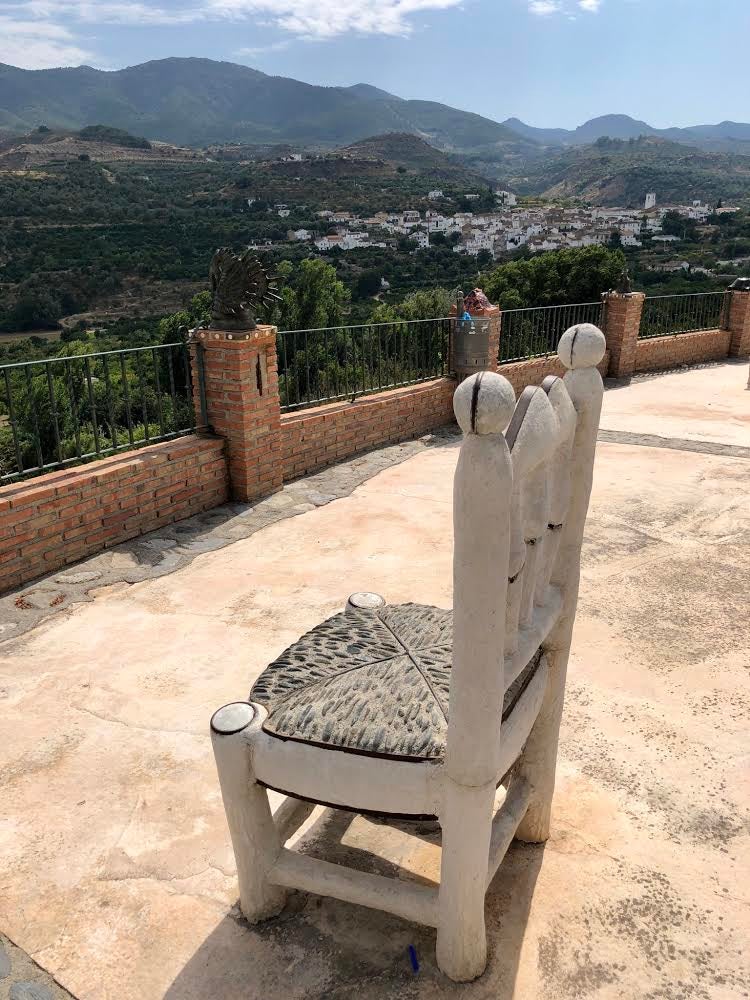 La Autovía de la Costa Tropical es una de las mejores cosas que nos han pasado a los granadinos, pero su rápido trazado conlleva un efecto colateral: olvidar que las carreteras secundarias también existen. Por ejemplo, las que nos conducen al Valle de Lecrín, una de las comarcas más exuberantes de Granada