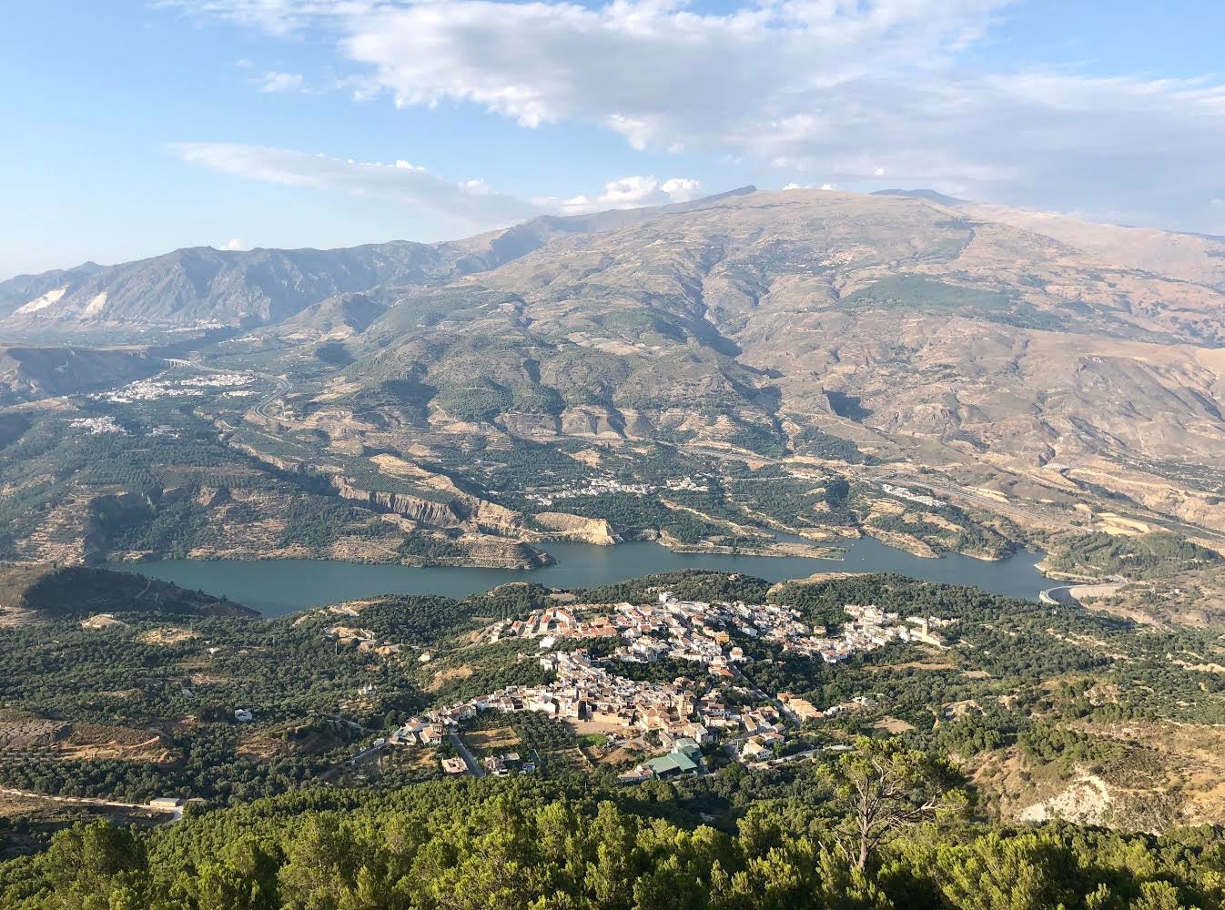 La Autovía de la Costa Tropical es una de las mejores cosas que nos han pasado a los granadinos, pero su rápido trazado conlleva un efecto colateral: olvidar que las carreteras secundarias también existen. Por ejemplo, las que nos conducen al Valle de Lecrín, una de las comarcas más exuberantes de Granada