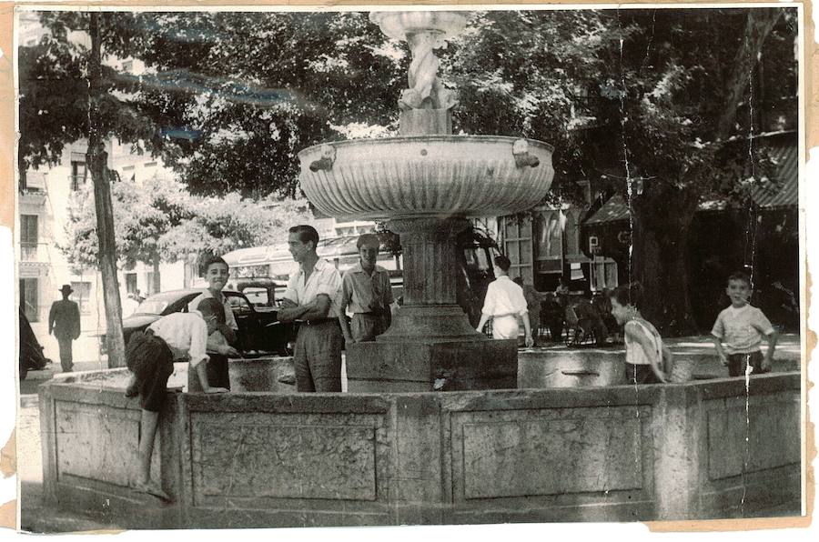 Chaveas se remojan en la fuente del Campillo