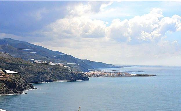 Vista hacia el oriente desde Punta Negra, con los acantilados y la localidad de La Rábita