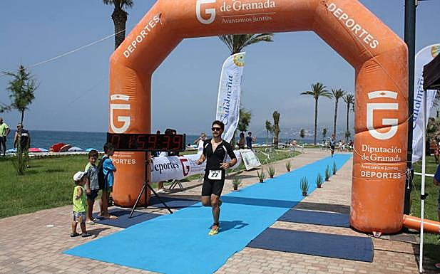 Los participantes en el triatlon se enfrentaron al hándicap de tener que nadar entre medusas.