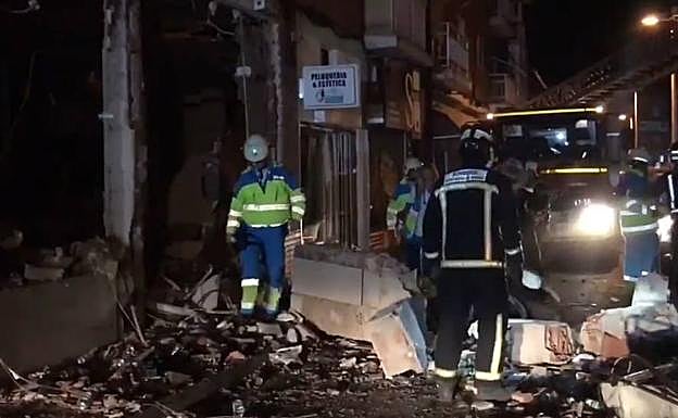 Los bomberos realizan tareas de desescombro en la zona de la explosión.