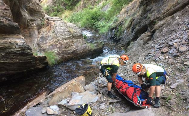 Imagen del rescate de un fallecido en un barranco en Granada el pasado mes de julio.