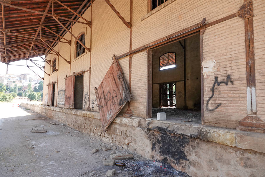 En la línea de tren que volverán a recorrer los trenes para conectar con Madrid hay estaciones abandonadas, campos sembrados y recuerdos del patrimonio ferroviario granadino. Eso si, la línea está perfectamente operativa.