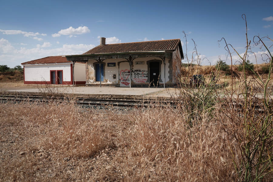 En la línea de tren que volverán a recorrer los trenes para conectar con Madrid hay estaciones abandonadas, campos sembrados y recuerdos del patrimonio ferroviario granadino. Eso si, la línea está perfectamente operativa.