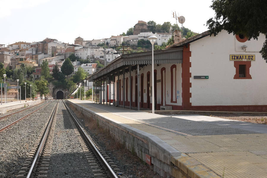 En la línea de tren que volverán a recorrer los trenes para conectar con Madrid hay estaciones abandonadas, campos sembrados y recuerdos del patrimonio ferroviario granadino. Eso si, la línea está perfectamente operativa.