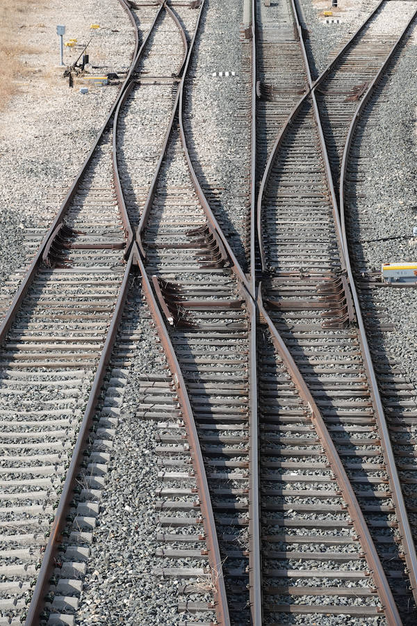 En la línea de tren que volverán a recorrer los trenes para conectar con Madrid hay estaciones abandonadas, campos sembrados y recuerdos del patrimonio ferroviario granadino. Eso si, la línea está perfectamente operativa.